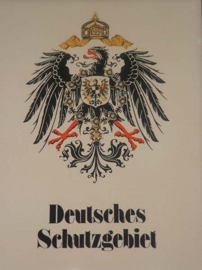 Begrüßt wurden wir vom Reichsadler und der Reichskrone, darunter der Hinweis "Deutsches Schutzgebiet".