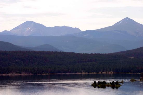Am Straßenrand tauchte ein See mit einem kleinen Urlaubsort auf.