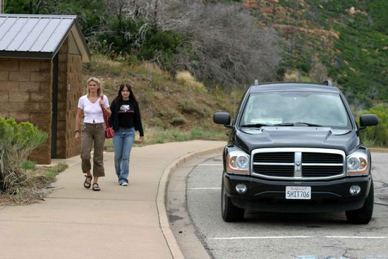 Nach dem für Damen obligatorischen Besuch eines WC begannen Besuch von "Mesa Verde" " = "grüner Tafelberg" mit einer Rundfahrt durch den Park.