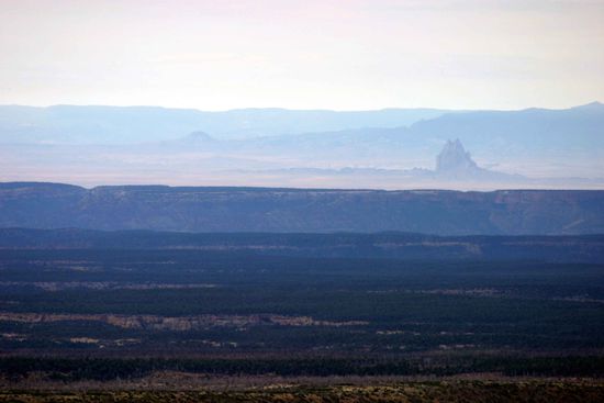 Weit in der Ferne waren Steinskulpturen, Ausläufer des Monument Valley sichtbar.