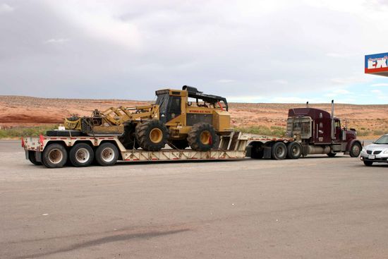 Beim Tanken konnten wir diesen selbst für die USA ungewöhnlich großen Transporter fotografieren.