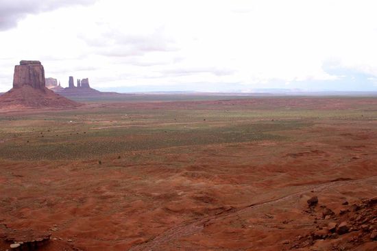 Wir verließen das Monument Valley ohne auch nur einen einzigen Indianer gesehen zu haben. Nicht einmal für Touristen huschten welche hinter den Felsen herum.