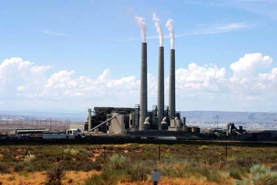 Die dampfenden Schlote erinnerten fast ein bisschen an besonders schlanke Felsformationen.
Wir kamen an den "Glen Canyon Dam" und somit an den Colorado River.