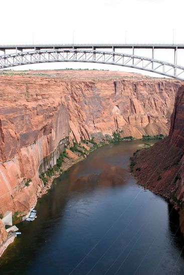 213 m beträgt die Differenz zwischen der Fahrbahnoberfläche und der Wasseroberfläche.
