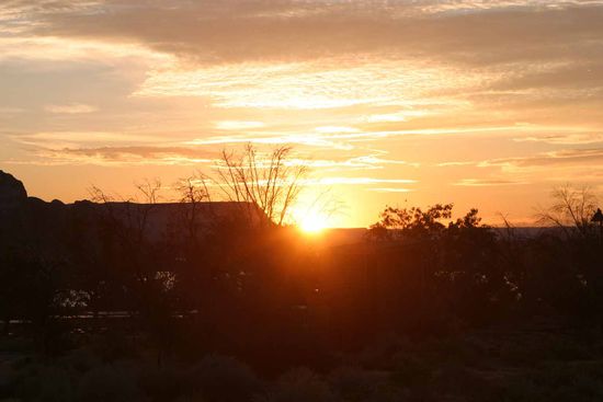 Der Himmel über dem Campingplatz war noch leicht bewölkt. Im Osten, über dem Lake Powell zeigte sich uns in den nächsten 30 Minuten ein herrlicher Sonnenaufgang.