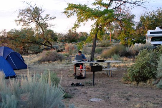 Neben dem Genießen des Sonnenaufganges begann der Tag für mich wieder mit dem Fortführen des Tagebuches. Susi kümmerte sich um das Ausräumen des Zeltes und das Richten des Frühstückes.
