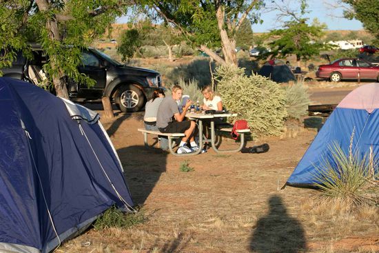 Das Risiko hier zu zelten wurde belohnt, kein Gewitter, kein Regenschauer belästigte uns, es war absolut toll, hier auf diesem Zeltplatz in Wahweap.
Angenehmste Temperaturen in einem angenehmen Umfeld, was will man mehr.