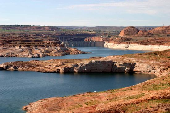 Die Schlucht direkt hinter der Staumauer, fast bis oben hin mit Wasser gefüllt.