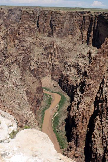 Etwas weiter südlich, aber noch oberhalb des Grand Canyon,
der "Little Colorado River" in der "Little Colorado River Gorge".
Auch hier hat scheinbar ein Rinnsaal sich tief in das Urgestein eingeschnitten.