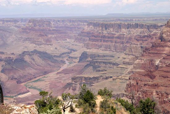 Dann standen wir davor, vor dem Grand Canyon. Für Neulinge sprengt er alle bislang bekannten Dimensionen.