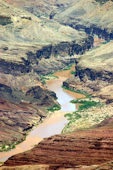 Unvorstellbar, dass dies ein reißender Strom sein kann, der sich dieses Tal, diese Schlucht selbst einmal geschafften hat.