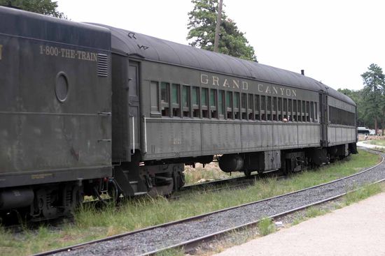 In einer historischen Dampfeisenbahn können sich nicht ganz so eilige Touristen ein kurzes Stück an der Grand Canyon Schlucht entlang fahren lassen.