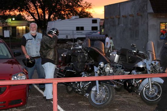 Kaum hatte die Motorradclique die Maschinen geparkt, war Katharina zur Stelle um die ersten Kontakte zu knüpfen.
Man könnte ja etwas nicht erfahren und verpassen.