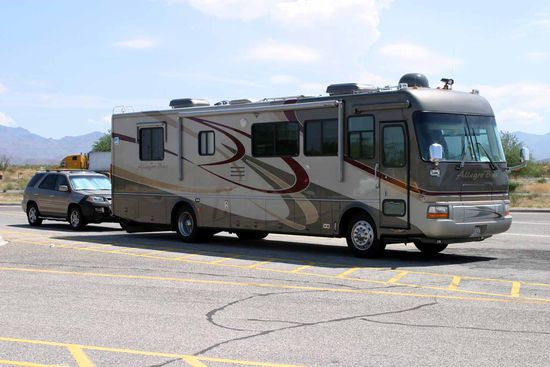 Wohnmobile in den USA
Der Geländewagen hing an der Anhängerkupplung.