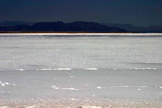 Im Westen begrenzt von den Bullion Mountains, dem "Marine Air Ground Task Force Training Command", laut Landkarte "No Travel" 
Die Sonne reflektierte auf den Salzkristallen derart, dass es man nur wenige Minuten ohne Sonnenbrille aushalten konnte.