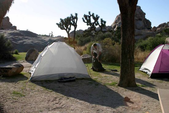 Auf einem sonnigen Plätzchen ließen wir uns nieder und bauten die Zelte auf.