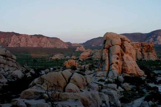 Karl Martin und ich, teilweise auch in Begleitung von Katharina kletterten etwas auf Felsen herum.
Kurz nach Einbruch der Dunkelheit querte hinter meinem Rücken laut Susis Angaben ein Kojote unseren Zeltplatz.
Allerhand los hier.