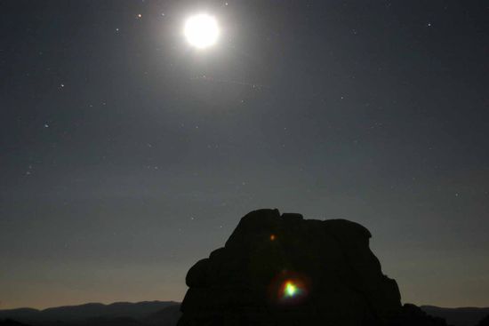 Um den Halbmond - auf dem Bild zeichnet er sich wegen der langen Belichtungszeit
als Vollmond ab - und um diesen herrlichen Sternenhimmel uneingeschränkt auch im Zelt genießen zu können, ließ ich die Abdeckplane weg. So hatten wir auf den Himmel beste Aussicht durch das Moskitonetz hindurch.