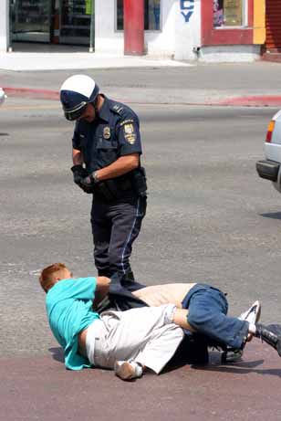 Das nächste Begrüßungsprogramm wurde von zwei Halbstarken und einem Polizisten ausgerichtet.