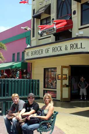 Außen wie Innen von besserer Qualität das
HARDROCK CAFÉ
Dessen Besuch gehörte hier in Tijuana wie auch in anderen Städten zu unserem Pflichtprogramm.