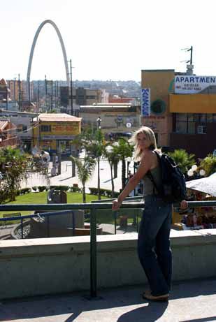 Susi gönnte sich noch einen letzten Blick auf den angenehmen Teil von Tijuana bevor wir uns in das Verkehrsgetümmel und dann den San Diego Trolley zurück zur Santa Fe
Station durchkämpften.