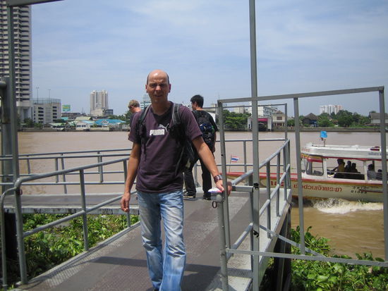 Der heisse Typ im Vordergrund ist nicht gemeint! Eher das braune Nass im Hintergrund.