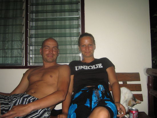 Aber wir haben s geschafft. Hier seht Ihr uns vor unserem Bungalow mit unserer Leihkatze.