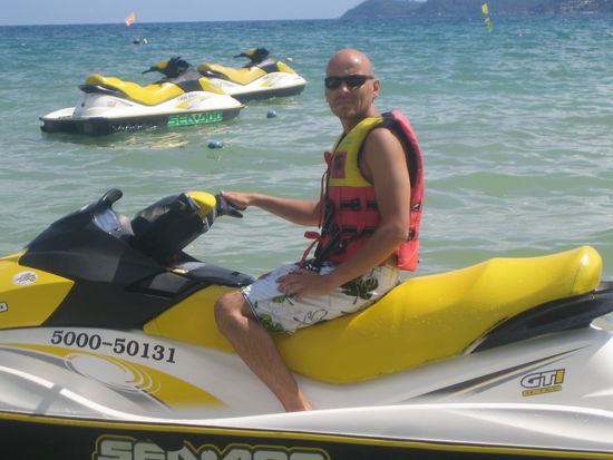 Ist das nicht ein Prachtstueck? Das motorisierte Gefaehrt meine ich.