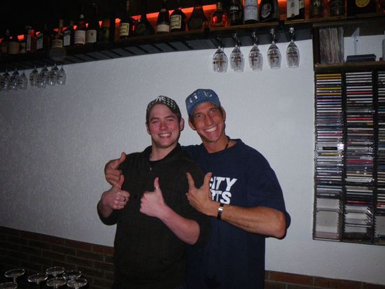 Das Team hinter der Theke: Mike und Carsten. 
Carsten Gast und Gastgeber. Danke, dass wir bei Dir feiern durften. 
Mike der fleißigste Gast. Danke, für den unermüdlichen Einsatz hinter der Theke!