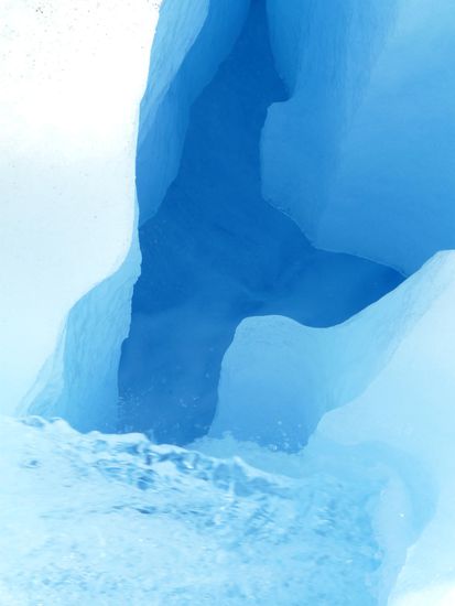 blau schimmernder Bach auf dem Gletscher