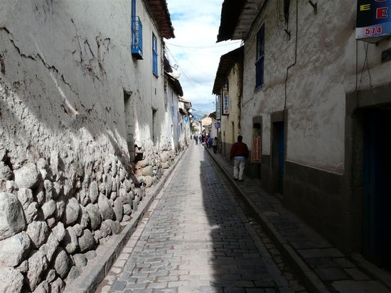 ...eine der engsten Strassen der Welt. Hier mussten wir jeden Tag lang, um in die Stadt zu kommen. Der "Tunnel" !
