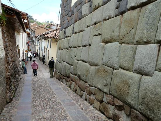 Die rechte Wand stammt noch aus der Zeit der Inkas.