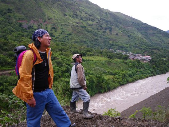 Percy, unser Guide, schaut skeptisch auf die herunterkommenden Geroellmassen
