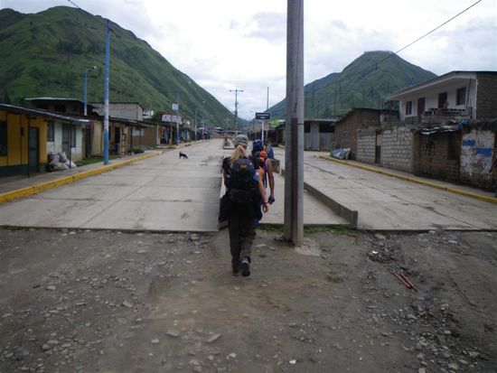 Aufgrund der blockierten Strassen fuhren nicht grad viele Autos im Ort...