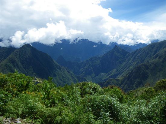 in der Ferne der erste Ausblick auf Macchu Picchu