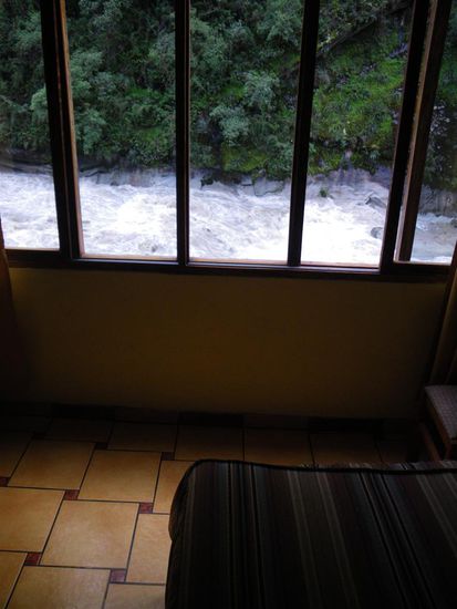 unser Hostelzimmer direkt am Fluss