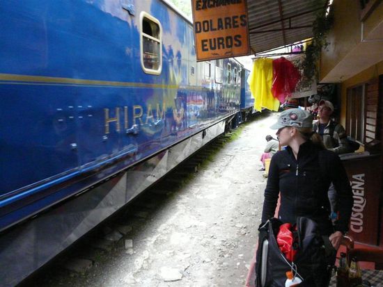 Aguas Calientes...wo der Zug fast durchs Restaurant faehrt...