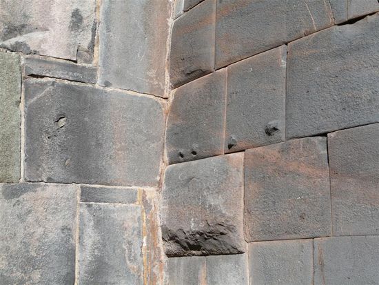 Rechts...Steine aus der Zeit der Inkas, perfekt auseinanderpassend