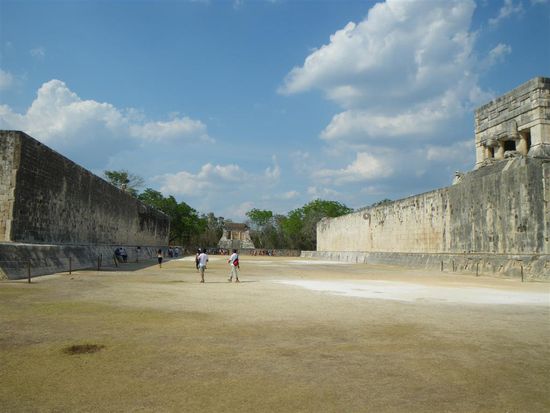 Der grosse Ballspielplatz von Chichen Itza. 
In einer Hoehe von 6,50 Metern ist an jeder Seite je ein schlangenverzierter Ring befestigt, durch den der Ball geschlagen werden musste. Der Ball musste ohne Hilfe der Haende und Beine gespielt werden (also mit Schultern, Brust und Huefte).  Jede Mannschaft hatte zwischen fuenf und sieben Spieler.
Nach dem Spiel wurde entweder der Mannschaftskapitaen der Verlierer, oder der der Gewinner geopfert. Klar ist nur, dass jemand enthauptet wurde.
Das Spiel wurde gespielt um wichtige Entscheidungen zu treffen. Je nach Ausgang entschied man sich fuer die ein der moeglichen Handlungsweisen.
