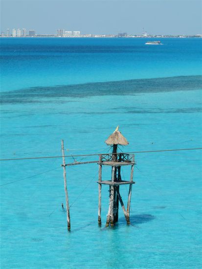 ...im Hintergrund die Skyline von Cancun