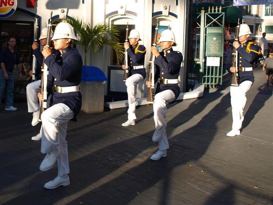 Wachwechsel. Leider nur im Einkaufszentrum. Der Wachwechsel wurde so zu der Zeit durchgefuehrt, als Hawaii noch ein Koenigreich war.
