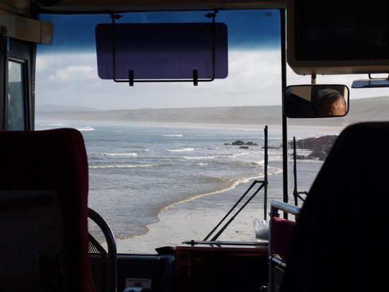 Mit dem Bus durch die Wellen? Das waere bestimmt nicht gut gegangen...