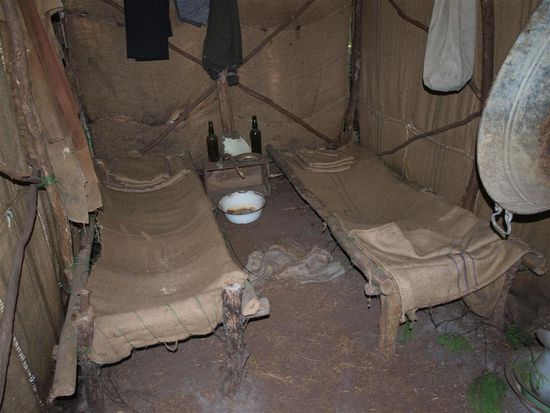 Unsere Huette!
Nee, so haben die Gumdigger geschlafen...