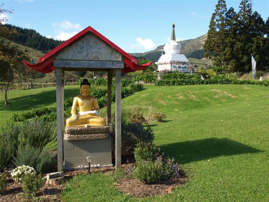 Buddhistisches Zentrum eingerahmt von Kuhweiden.