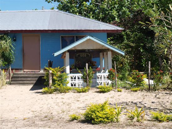 Graeber vor den Haeusern.