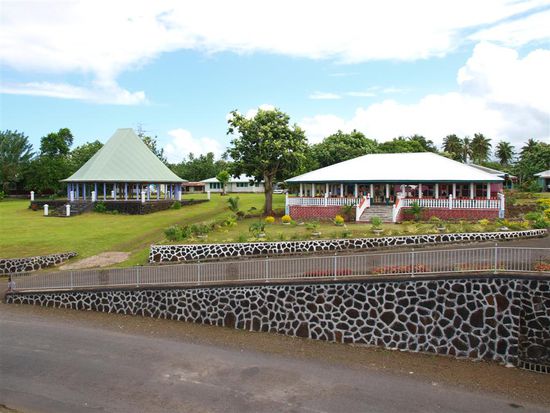 Versammlungs- (links) und Schlaffale (rechts) mal nebeneinander...