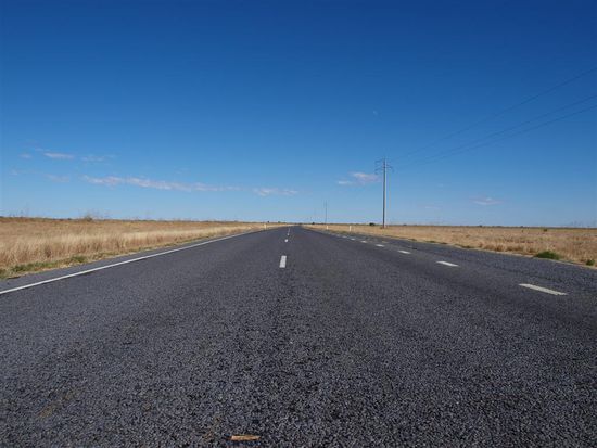 Unsere Aussicht beim Fahren fuer Hunderte von Kilometern! Das endlose Nichts!