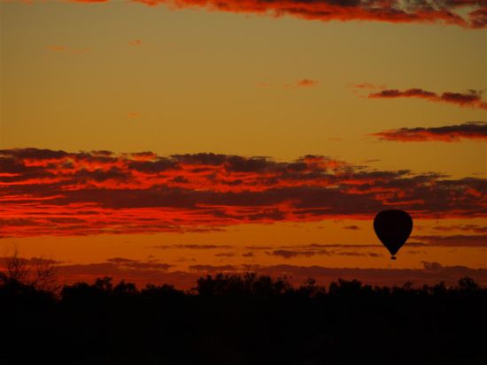 Unbeschreiblich schoen. Ein Sonnenaufgang im Outback.