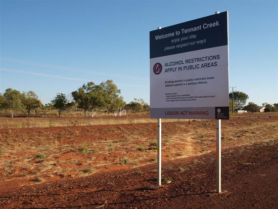 Diese Schilder stehen uerall im Northern Territory. Durch das Verbot von Alkohol in der Oeffentlichkeit wird versucht den Alkoholkonsum der Ureinwohner zu vermindern.