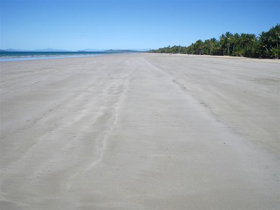 Traumhafter Strand und gleichzeitig Landeplatz beim Fallschirmspringen.